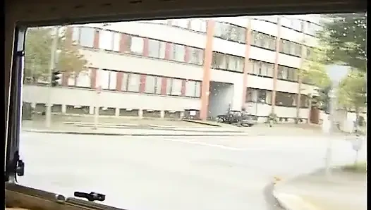 Sarışın genç kız üçlü grup sekste arabada sikiliyor