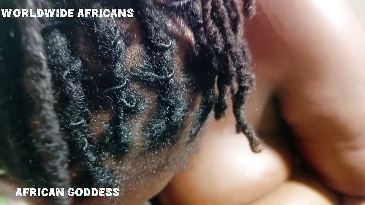 สาวสวยตัวใหญ่ผิวดําตูดใหญ่และนมใหญ่อมควยและชักว่าวให้แฟนหนุ่มเพื่อนบ้านและปล่อยให้เขาเย็ดนมเธอ