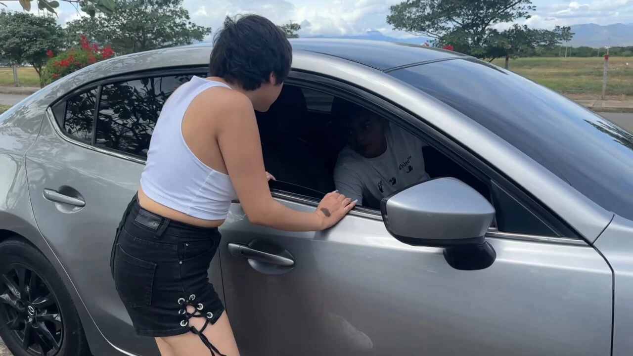 バイクが止まったので家に連れて行ってほしいと頼むセクシーな女の子を見つけ、手伝う代わりにセックスさせてくれました。