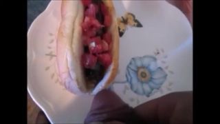 Schwanz lutschen & Sperma auf Hotdog schießen, dann alles essen