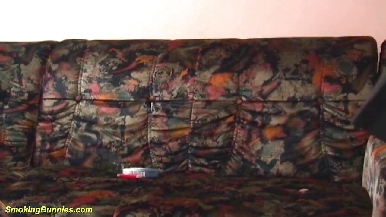 Lal balon vali larki hastmaithun aur dhoomrpan kar rahi hai