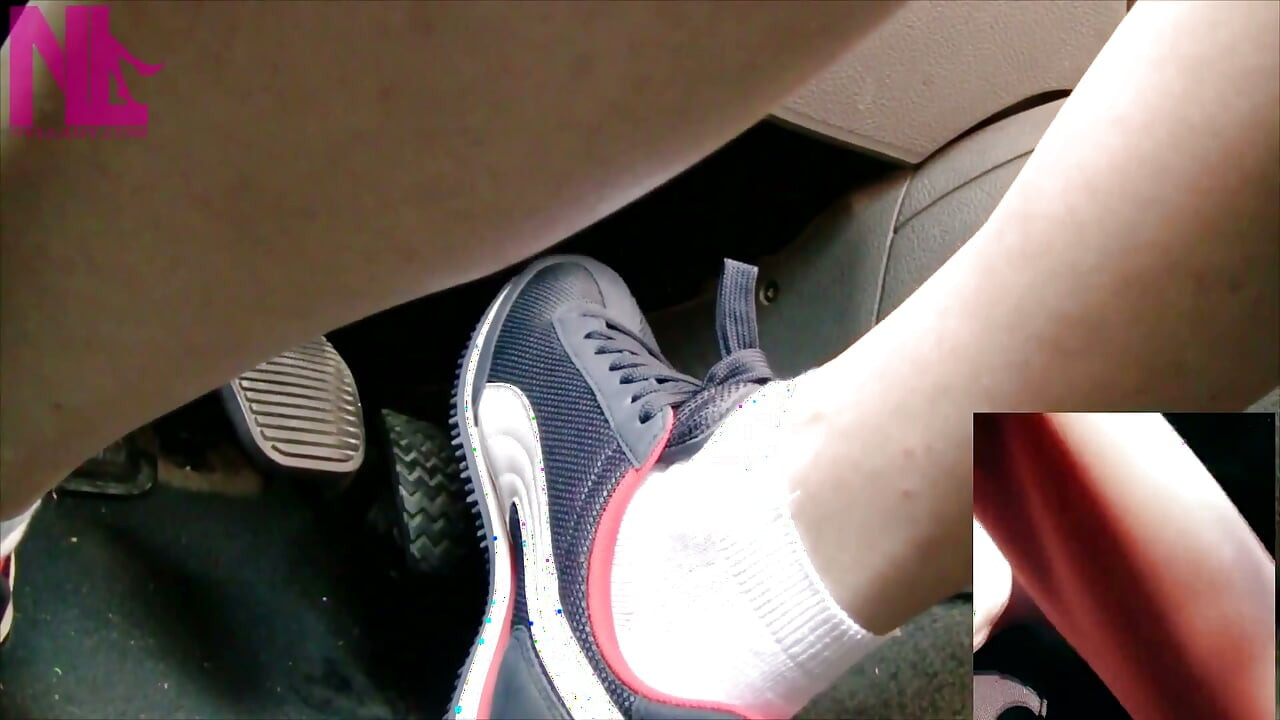 Conducción y bombeo de pedal con zapatillas Nike azules y calcetines blancos