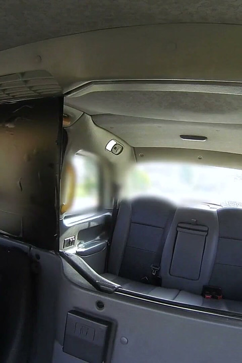 Fake taxi - sensual conductor prueba la polla de los estudiantes