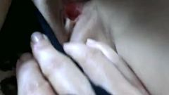 Une femme filme son mari poilu en train de baiser ses deux trous