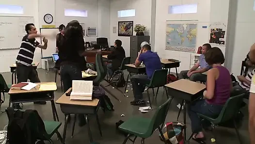 Bu guru semok ini ngentot murid nakalnya di kelas