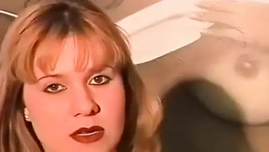 Bu kızıl saçlıdan meme sikişi ve yarak emiyor