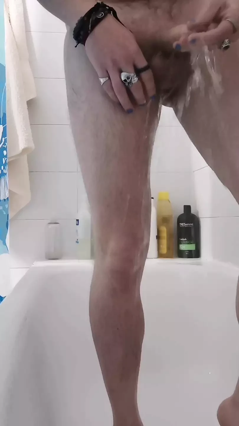 Mírame disfrutando de mi polla en la ducha