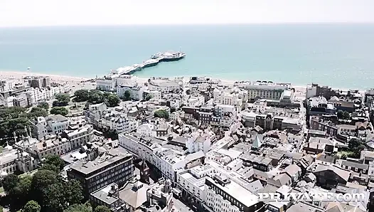 Jolee Love, вооруженная своими большими сиськами, сексуальной задницей и готовая к межрасовому тройничку