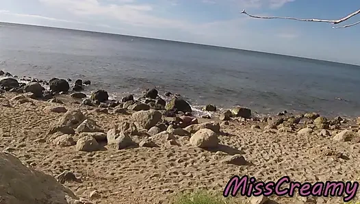 Yabancılar karımı çıplak bir plajda büyük yarağıma dokunup sikerken yakaladı