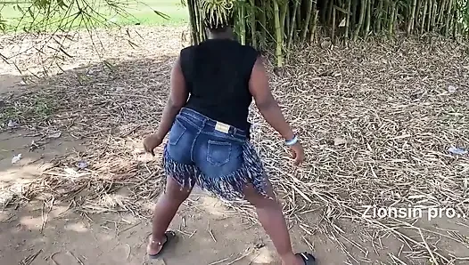 Gadis kulit hitam afrika lagi asik joget sambil ketawa di depan umum