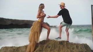Kate Upton na praia, lavada de rocha enquanto em topless