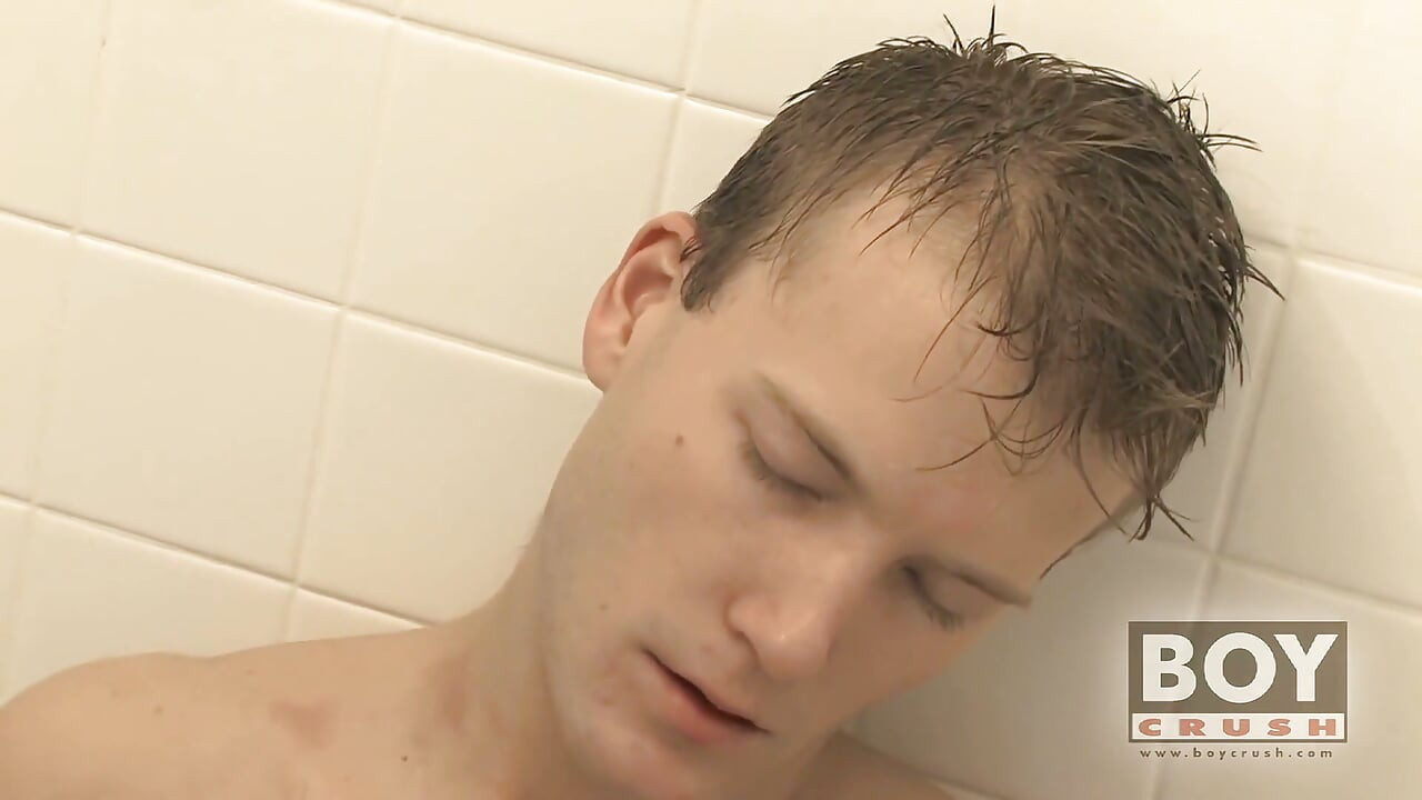 Alec Showers off