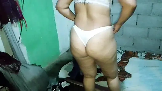 Büyük götlü esmer bir latin evde yalnızken komşusuyla tutkulu seks yapıyor.