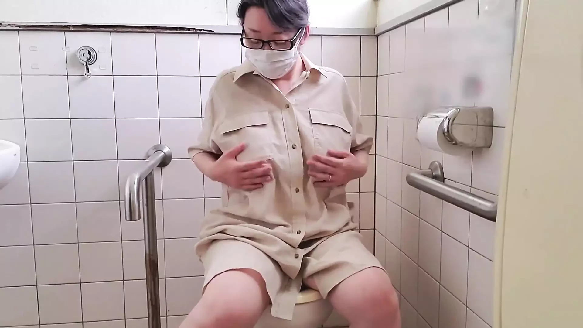 Một người phụ nữ đã kết hôn thủ dâm trong nhà vệ sinh trong khi đi dạo