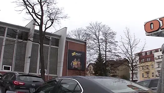 Хорошенькая немецкая крошка принимает хуй в обе дырки перед камшотом на лицо