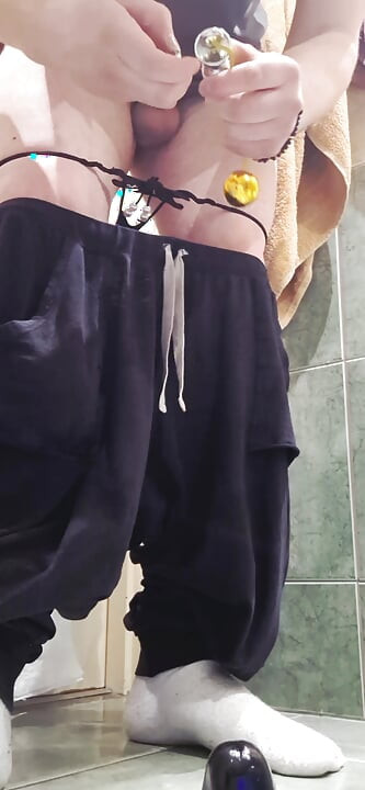 丈夫用和玩具玩弄他紧致的处女洞