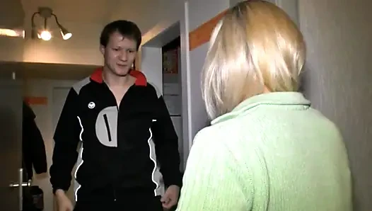 Azgın çift evde kanepede sert sikişiyor