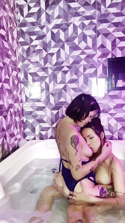 แกล้งและจูบสุดฮอตกับเพื่อนฉันในอ่างอาบน้ํา