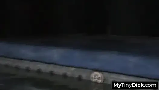 Küçük yarağı seksi ıslak havuz kızı tarafından emiyor