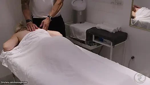 Klien Berganti Peran dan Berubah menjadi Tukang Pijat!