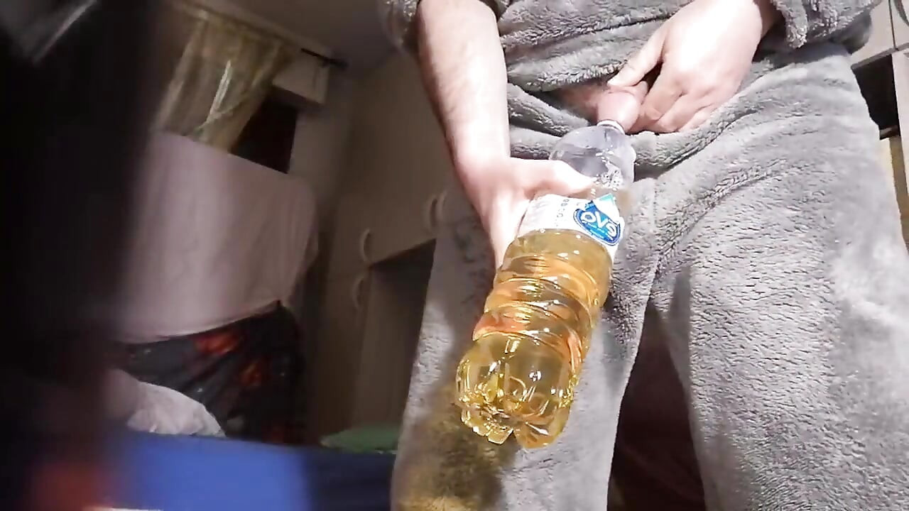 أريد أن أقذف في الكوب وأشرب حليبي الساخن!