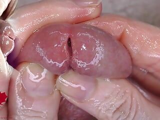 Super close-up van de eikel. urethrale spelletjes met de dilatator.