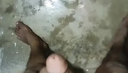 Sabah vakti banyoda mastürbasyon ve büyük boşalma... inleyerek