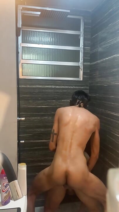 체육관 화장실에서 내 친구의 엉덩이 따먹기
