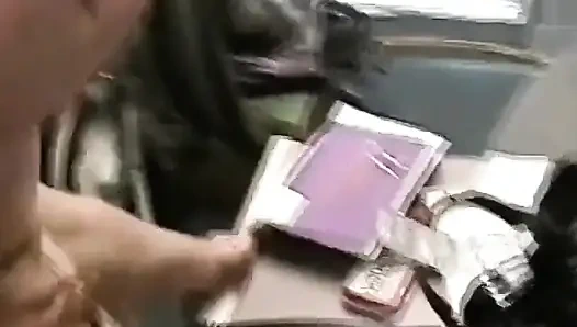 Diamond делает минет в задней комнате, сцена