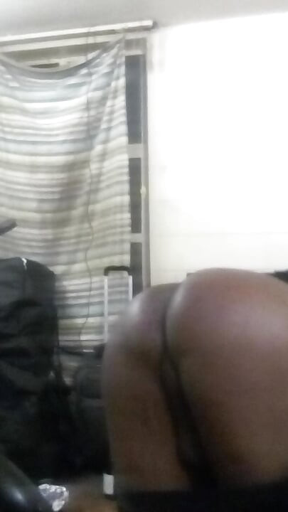 Cewek semok kulit hitam dengan pantat bahenol lagi asik dan ngangkang