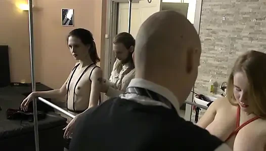 Meliss und Zoë bekommen spanking