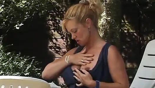 Sarışın olgun açık havada amını ovuyor