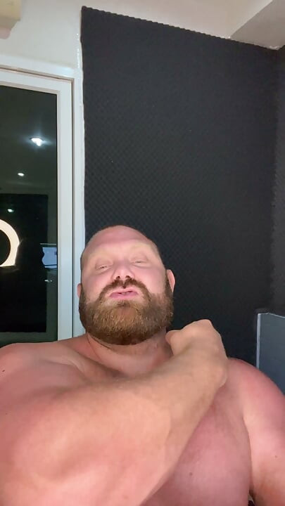 Daddy musculoso te pega espiando