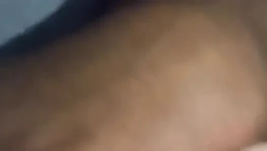 Üvey Anne Genç Adamı Sıkıca Mastürbasyon Yapıyor ve Ağzına Giriyor