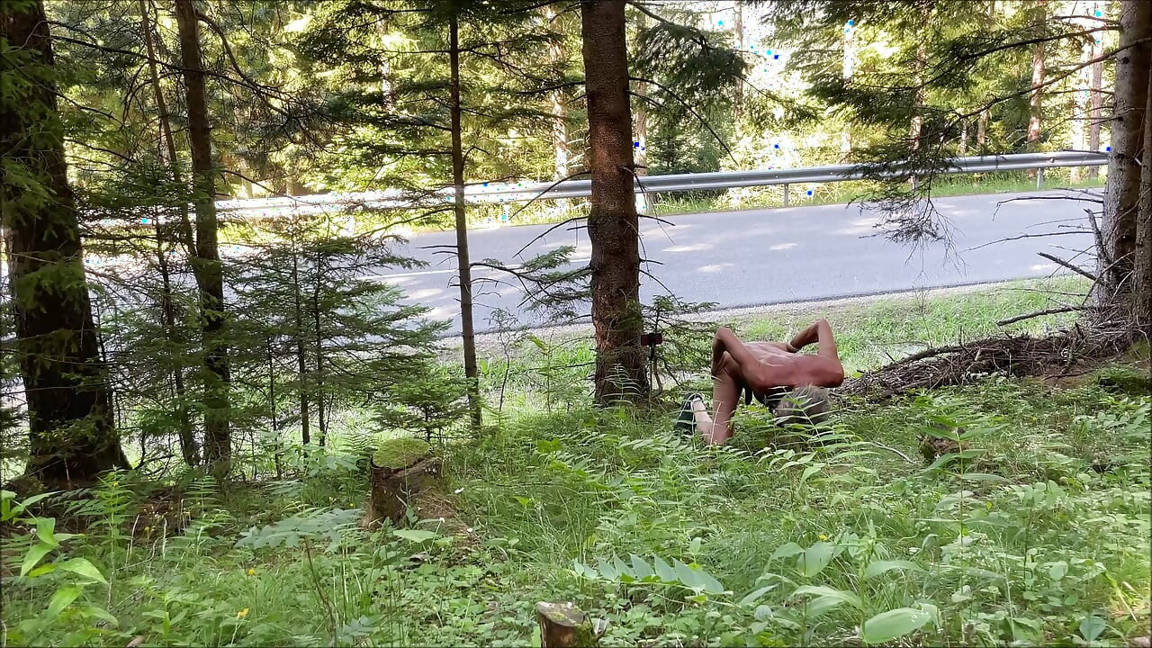 Showing your ass naked next to the street ...