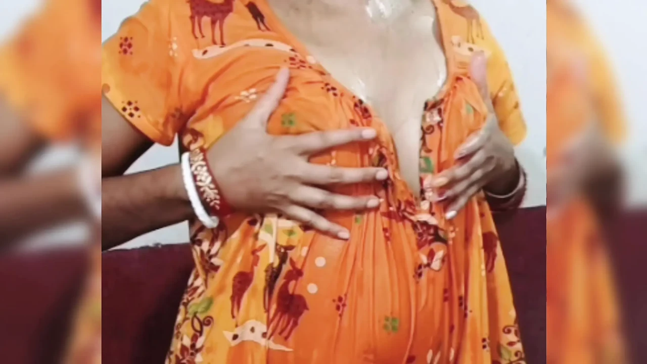 Sexy Indian Girl Master Bating while Home Alone,  Beautiful Girl Bathing