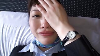 ชายผู้ใหญ่และพนักงานต้อนรับบนกระท่อม