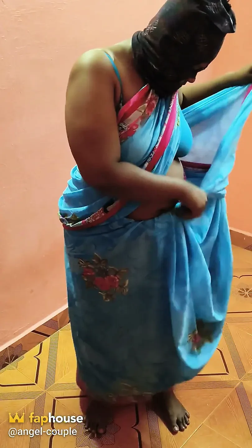 Chubby Stepmom Hot Saree Changing