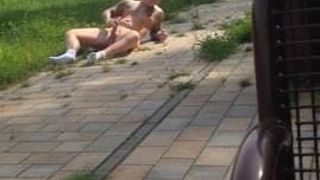 Gorący facet szarpie się nago w publicznym parku w biały dzień