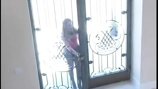 Сосущая член шлюшка получает сперму на лицо после минета и скачки на жестком члене