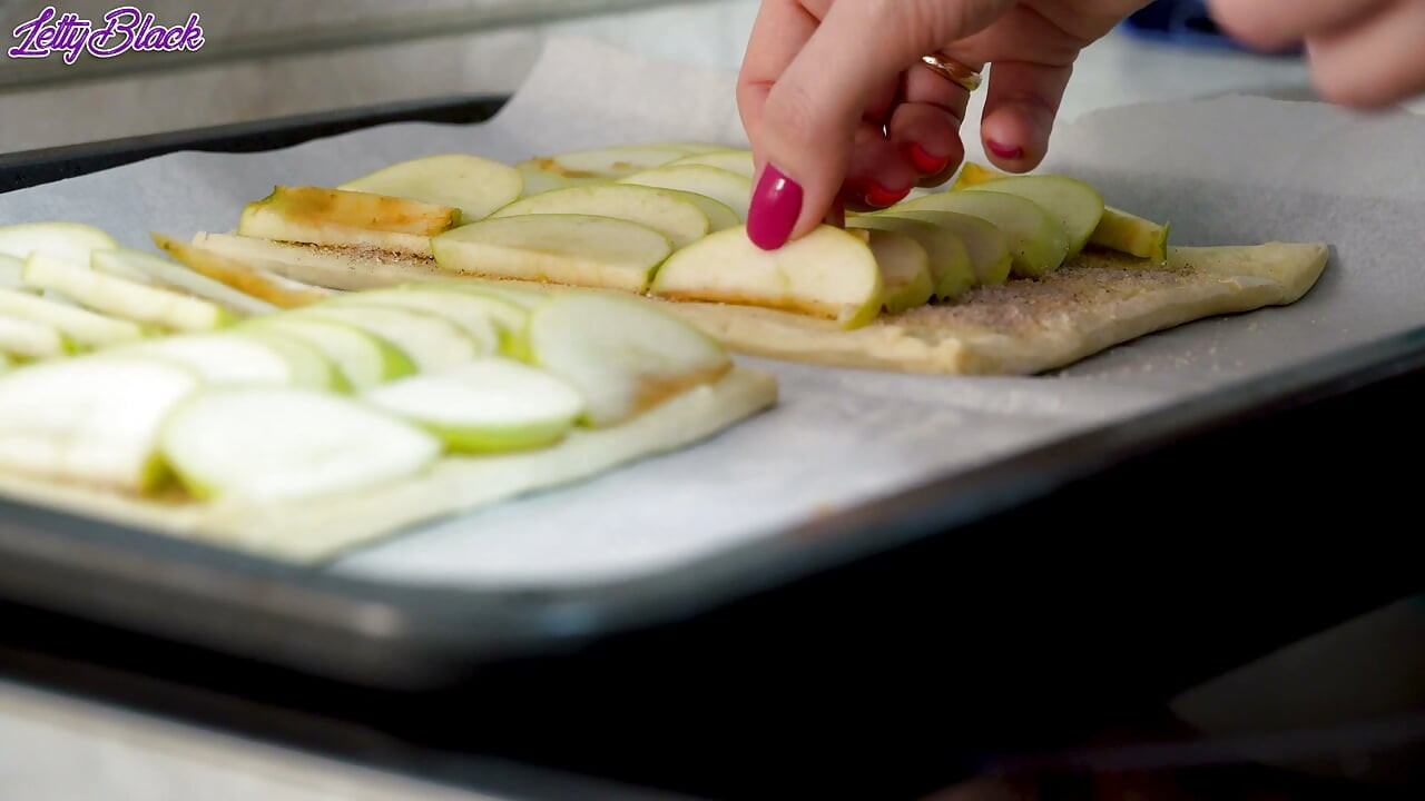 Une MILF culinaire prend le contrôle et le baise brutalement