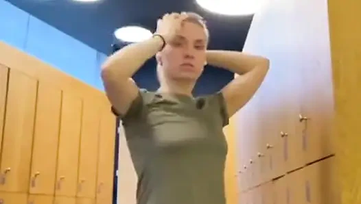 Ich nehme dich mit in die Umkleidekabine des Fitnessstudios mit mir Schreiben Sie in die Kommentare, wenn Sie möchten