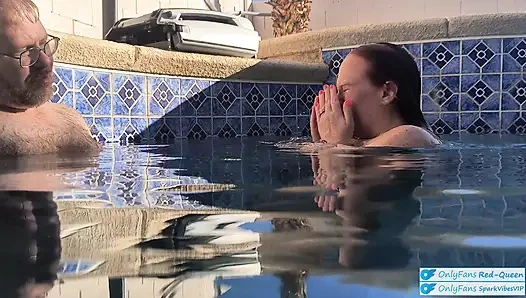 Uzun saçlı kızıl saçlı rapunzel orta yaşlı seksi kadın ile sualtı açık havuzda seks