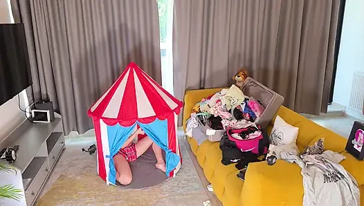 Heiße brünette, zierliches schÃ¤tzchen mit enger muschi hat ein zirkuszelt mitten im haus, um darin mit schwänzen zu spielen