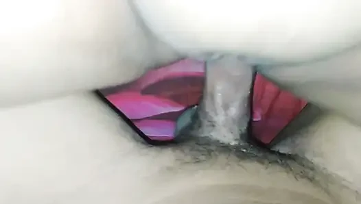 Memek nya sangat basah dan becek, sangat mengigit