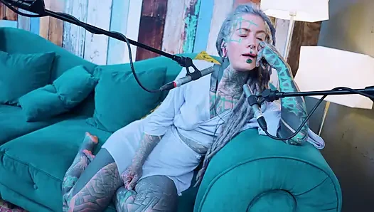 Я говорю о G - Grattitude - подкаст ASMR говорящая готесса, худенькая девушка дредки татуированная модель, татуированная девушка