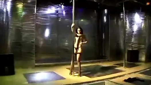Latin striptiz direğin üzerinde azdırıyor ve yarak alıyor