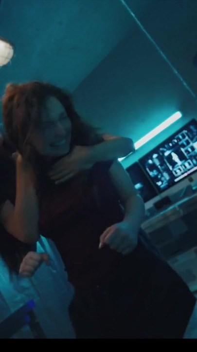 Canavar kız lezbiyen porno - vampir kızlar üçlü seks | Klip 2