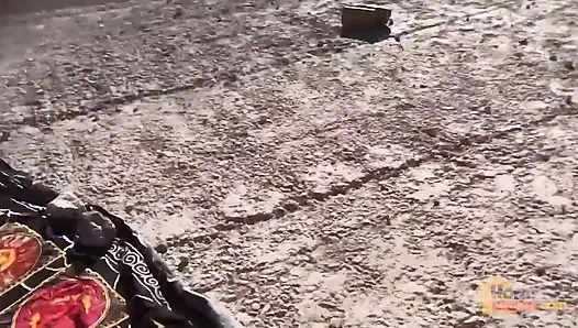 Açık çölde tatlı genç amcık