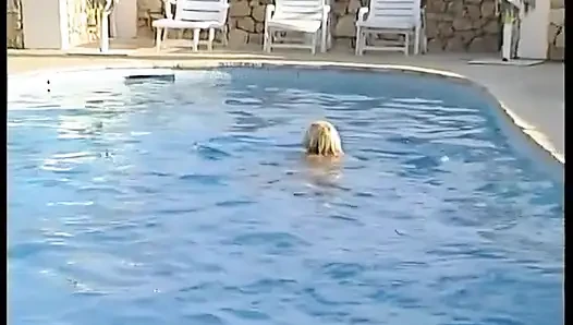 Sarışın kız havuz kenarında göğüslerine büyük bir yarak emiyor